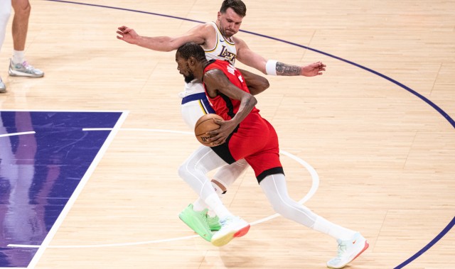 半岛体育官网-首轮对阵火箭！媒体人：湖人如果有东契奇可以一战 不然没机会